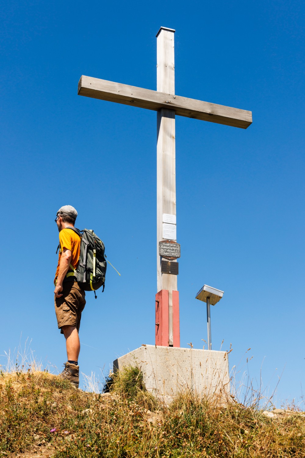 Das Gipfelkreuz der Beichle steht gar nicht auf dem Gipfel. Bild: Severin Nowacki