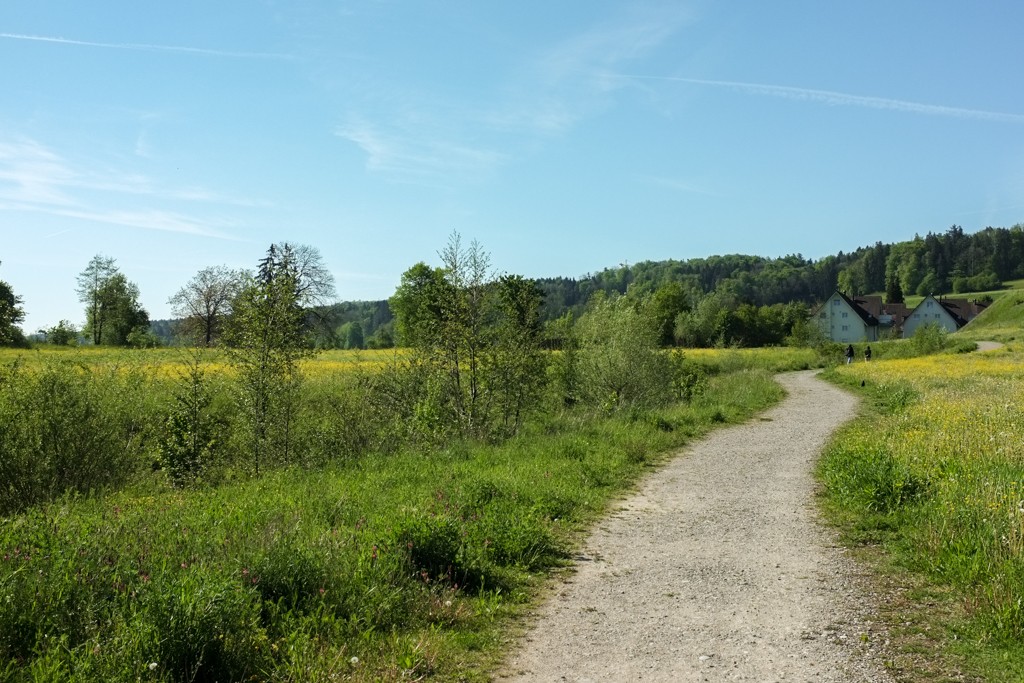 Vom Bahnhof direkt in die Natur: Die Wanderung startet in Stettbach. Bild: Claudia Peter