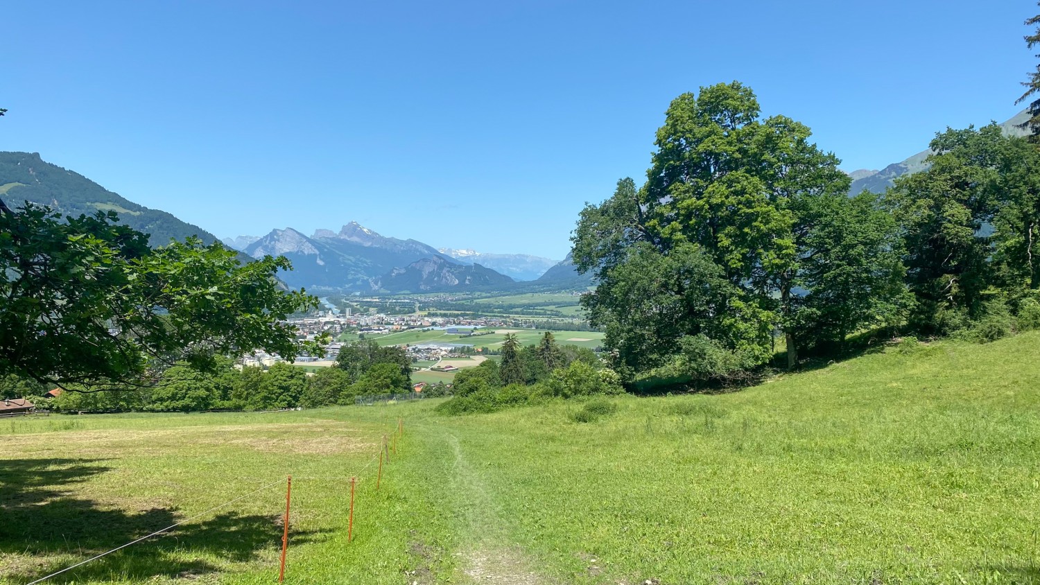 Auf der Wanderung hat man immer wieder einen wunderbaren Weitblick ins Rheintal. Bild: Loïc von Matt