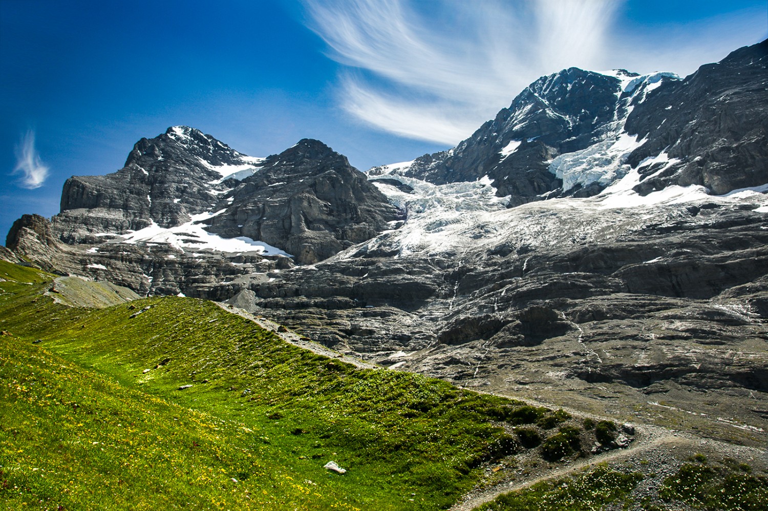 Der Weg von der Haaregg  zum Eigergletscher verläuft auf der markanten Gletschermoräne. Im Hintergrund die spektakuläre Kulisse mit Eiger und Mönch. Bild: Evelyne Zaugg