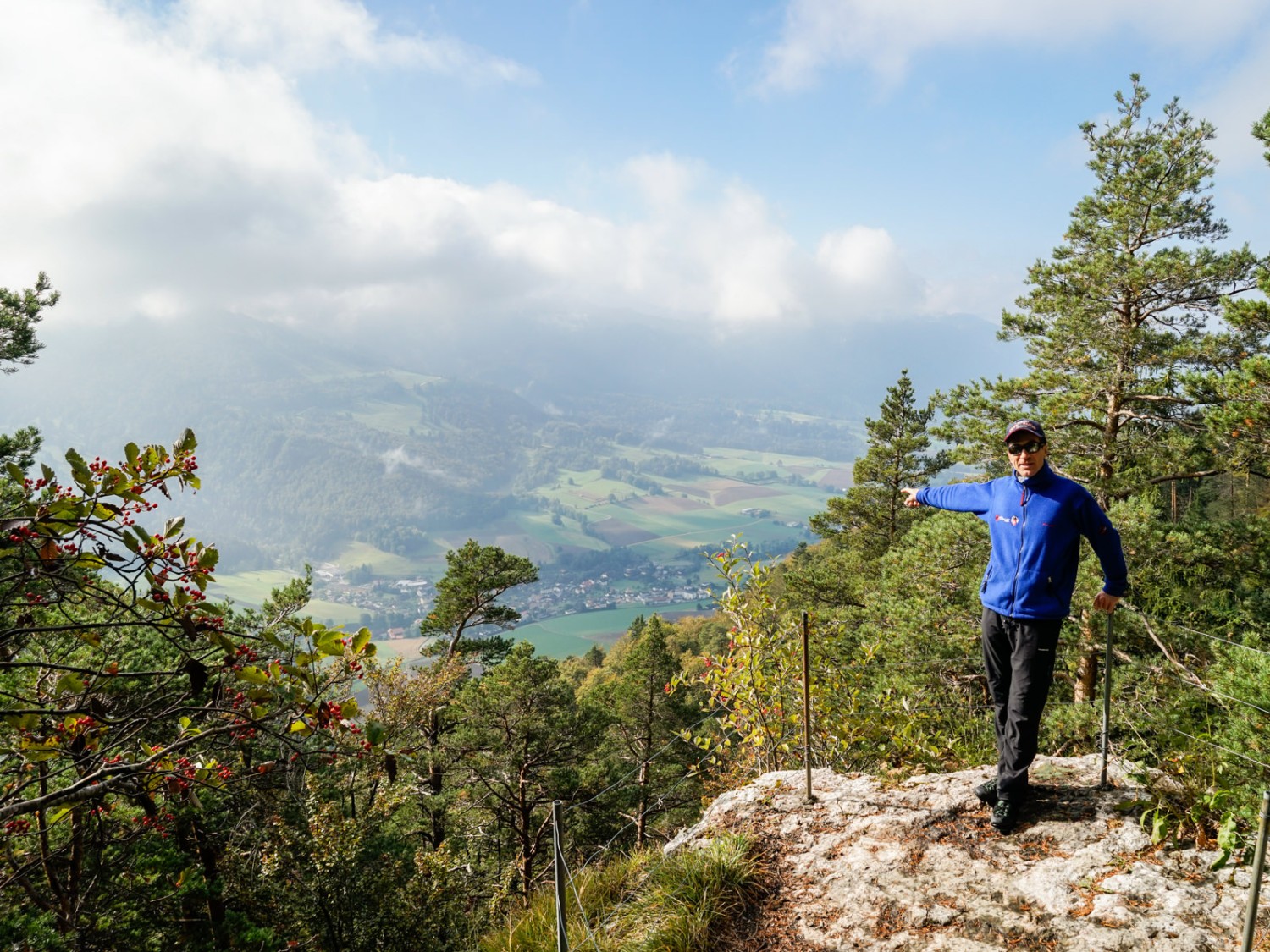 Kurz vor Raimeux de Crémines: Aussichtsplattform mit Blick hinunter nach Crémines.