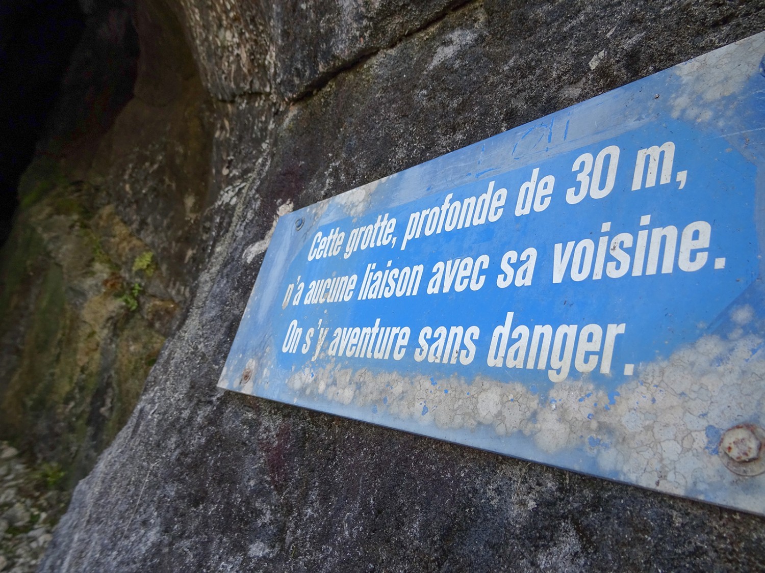 Zum Erkunden der Höhlen «Grottes de Neige» empfiehlt sich eine Taschenlampe.