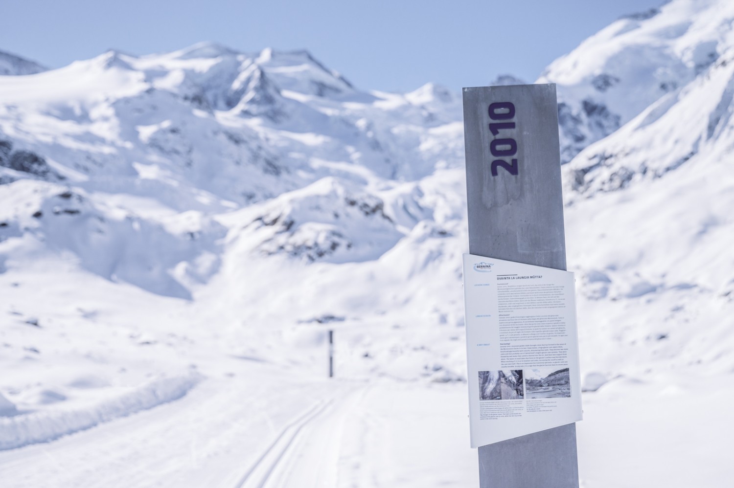 Vereinzelt findet man immer wieder diese Schilder auf der Winterwanderung. Diese markieren den Standort der Gletscherzunge im dementsprechenden Jahr. Bild: Jon Guler