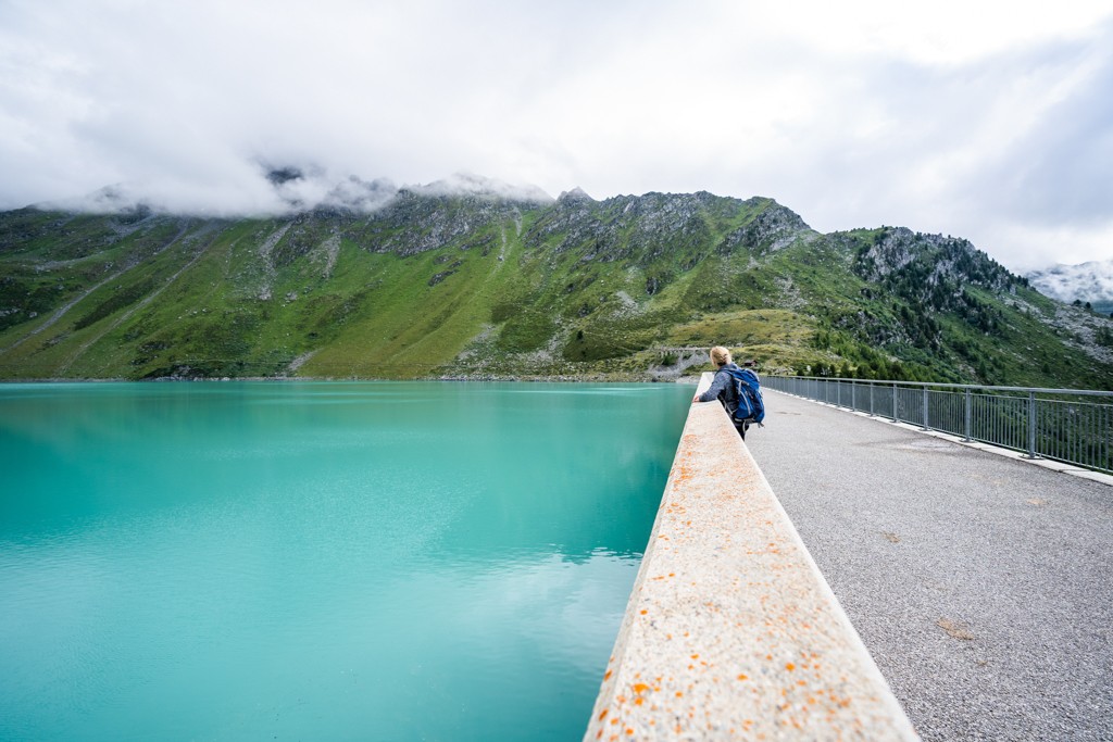 Der Wanderweg führt direkt über die imposante Staumauer des Lac de Cleuson. Bild: Wanderblondies