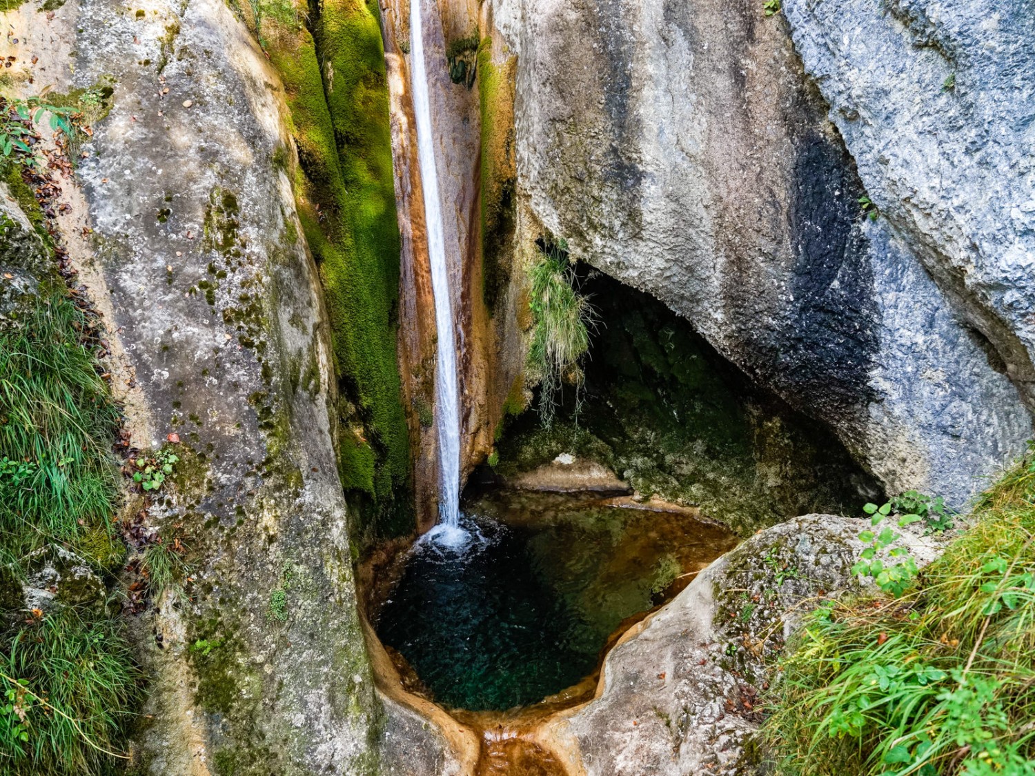 Der kleine Wasserfall in der Waldschlucht Le Gore Virat.