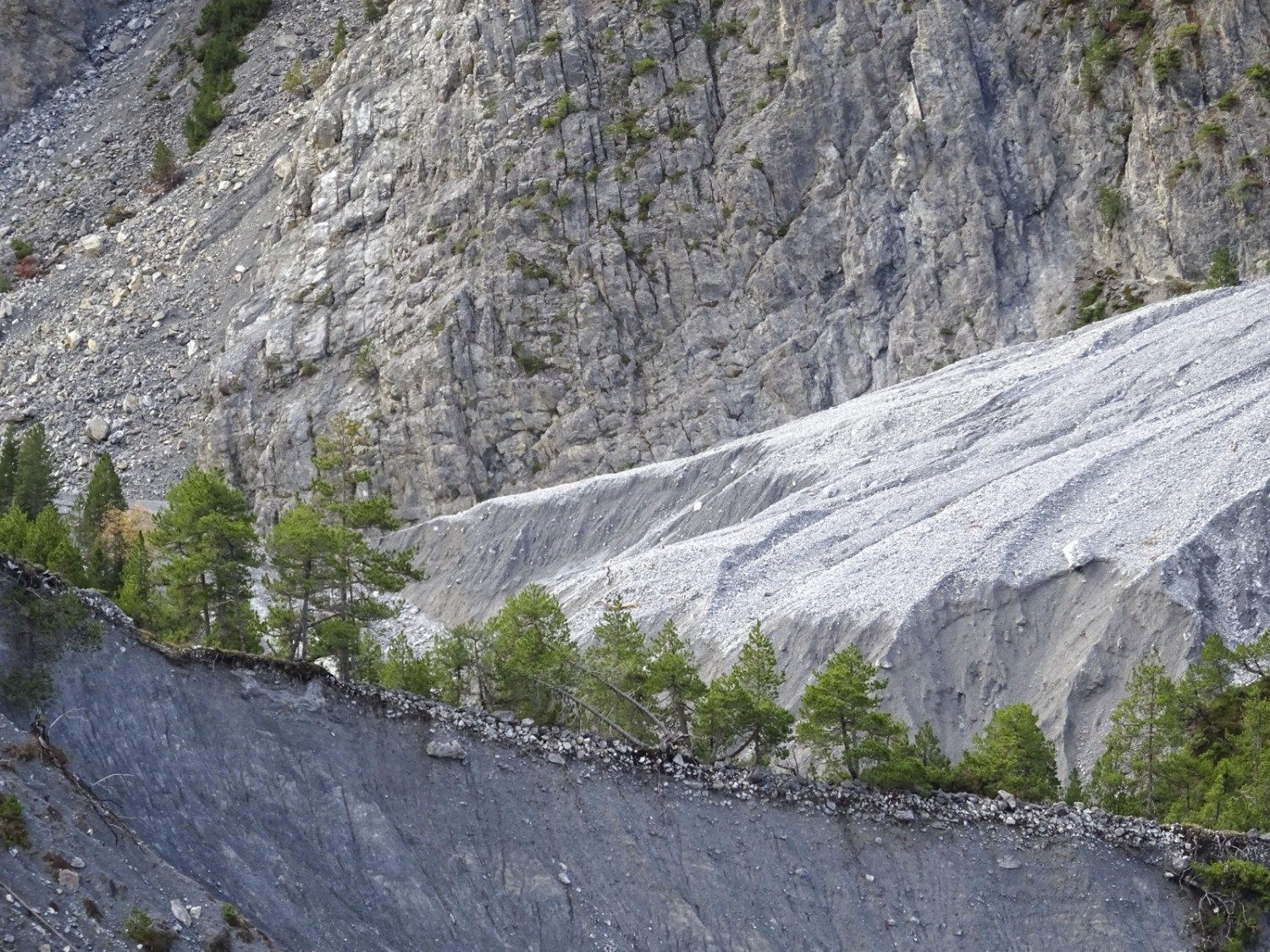 Ces masses d’éboulis sont entraînées vers l’aval par les pics dolomitiques friables. Après chaque épisode de fortes précipitations, il faut à nouveau dégager la route. Photo: Sabine Joss