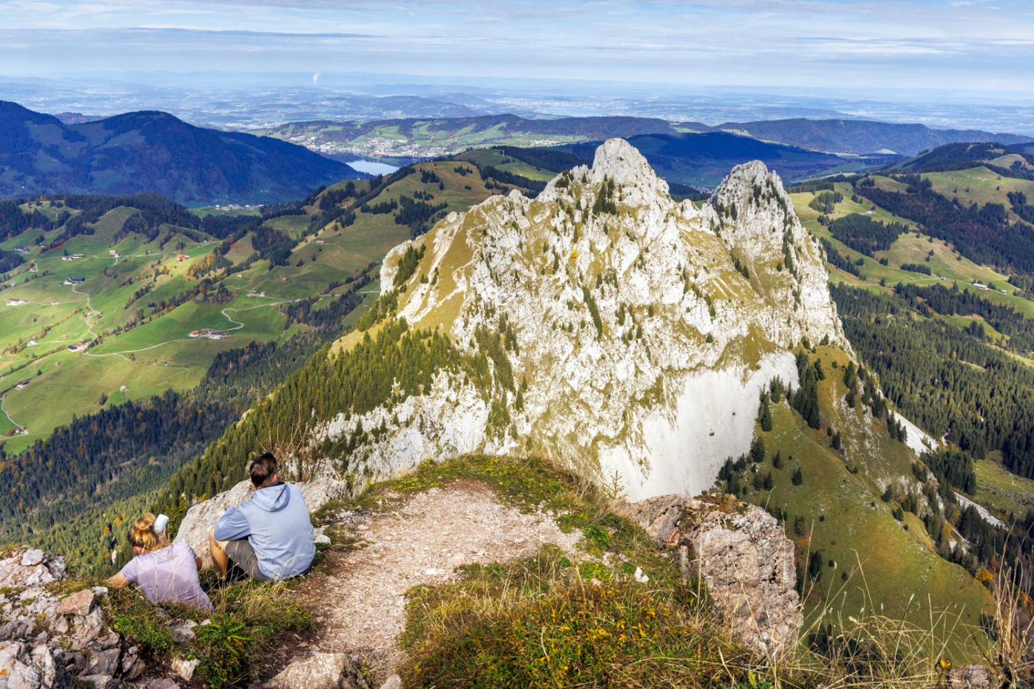 Pause machen mit Aussicht auf den Chli Mythen. Hinten der Ägerisee.