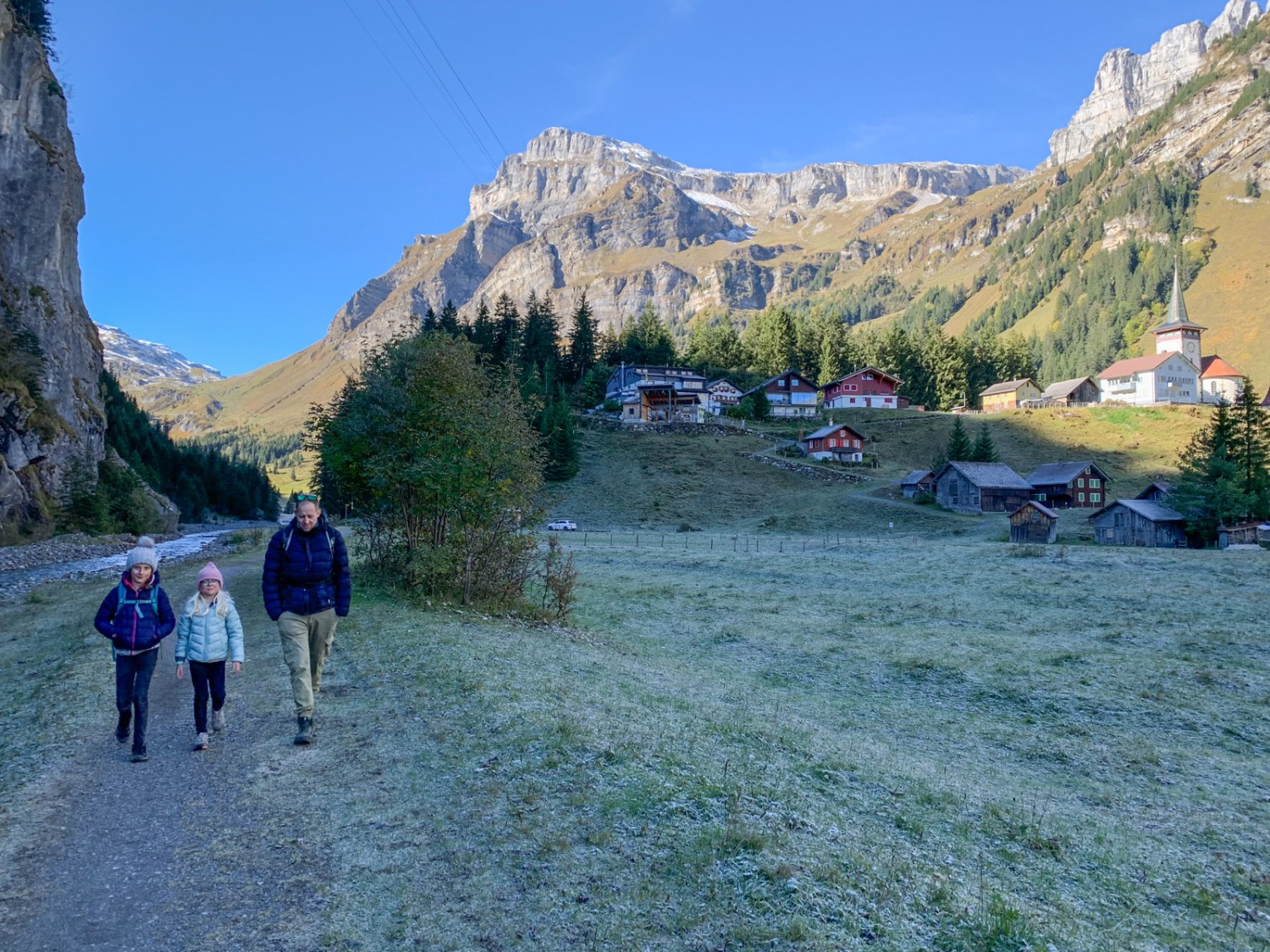 Erste Sonnenstrahlen erwecken den Urnerboden, die grösste Alp der Schweiz. Bild: Monika Leuenberger