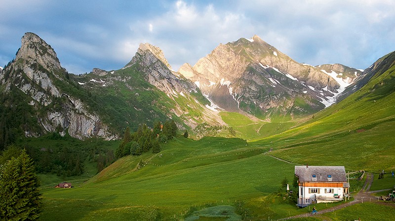 Der Hof Kneiwies liegt wunderschön auf einer Terrasse mitten in einer urigen Bergwelt. Rechts der Hoh Brisen (2413 m)