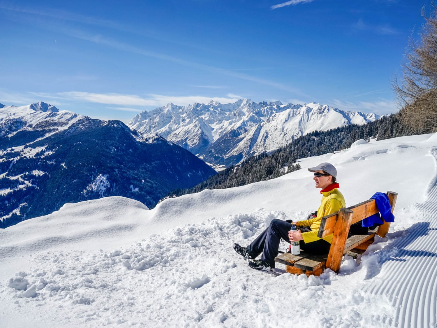 Eine Aussichtsbank am Weg ist nie zu verachten. Am Horizont beginnt das Mont-Blanc-Massiv.