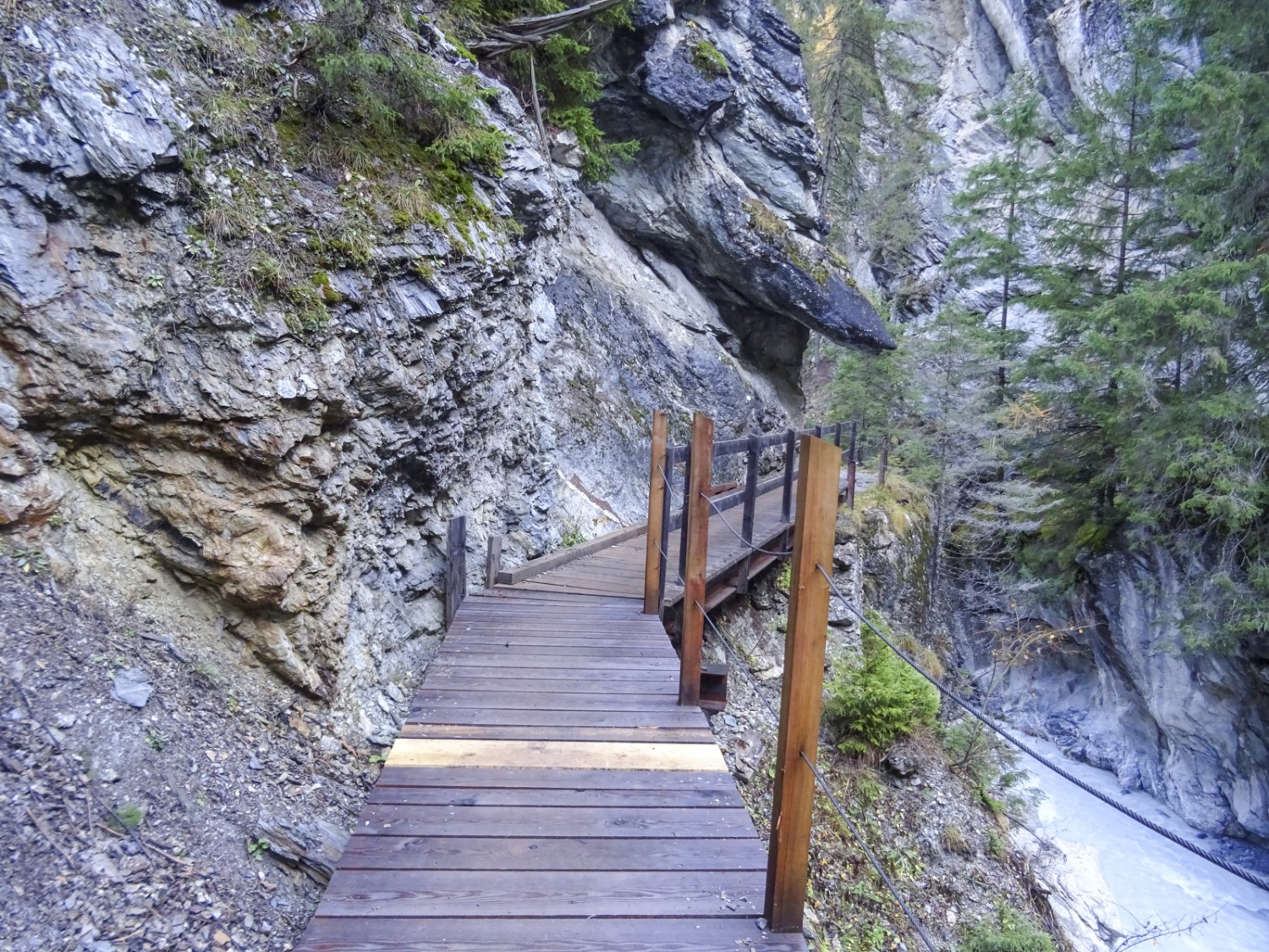 Ponts, passerelles et chaînes permettent de traverser aisément les gorges de la Clemgia. Photo: Sabine Joss