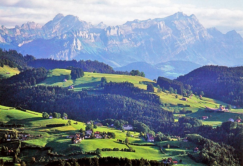 Blick auf die Alpensteinkulisse mit dem Säntis.