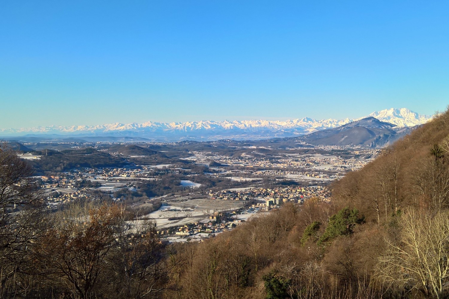 Beim Abstieg von San Martino nach Sagno weitet sich die Sicht auf das Mendrisiotto und ins Piemont.