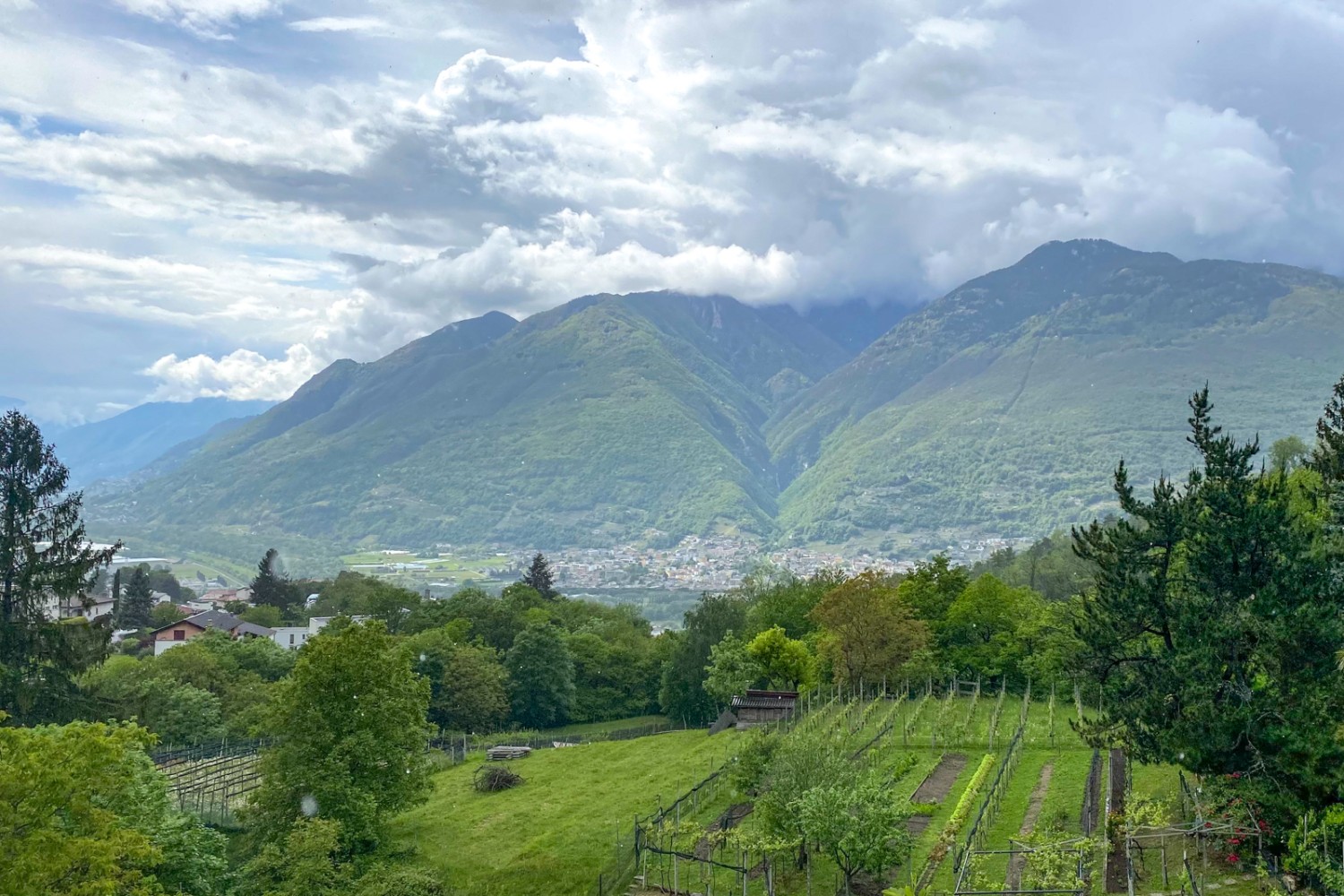 Pianezzo: Blick ins Tal und auf den wolkenverhangenen Gaggio. Bild: Loïc von Matt