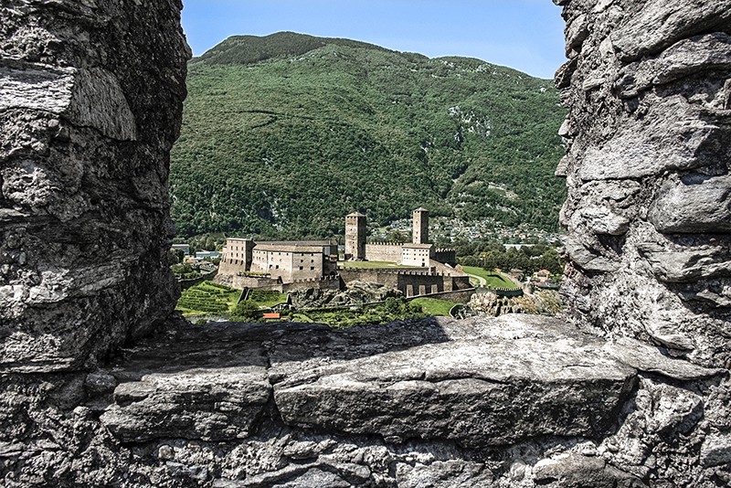 Blick von der Burg Sasso Corbaro zur Burg Castelgrande. Bilder: Verein «Die Schweizer Schlösser»