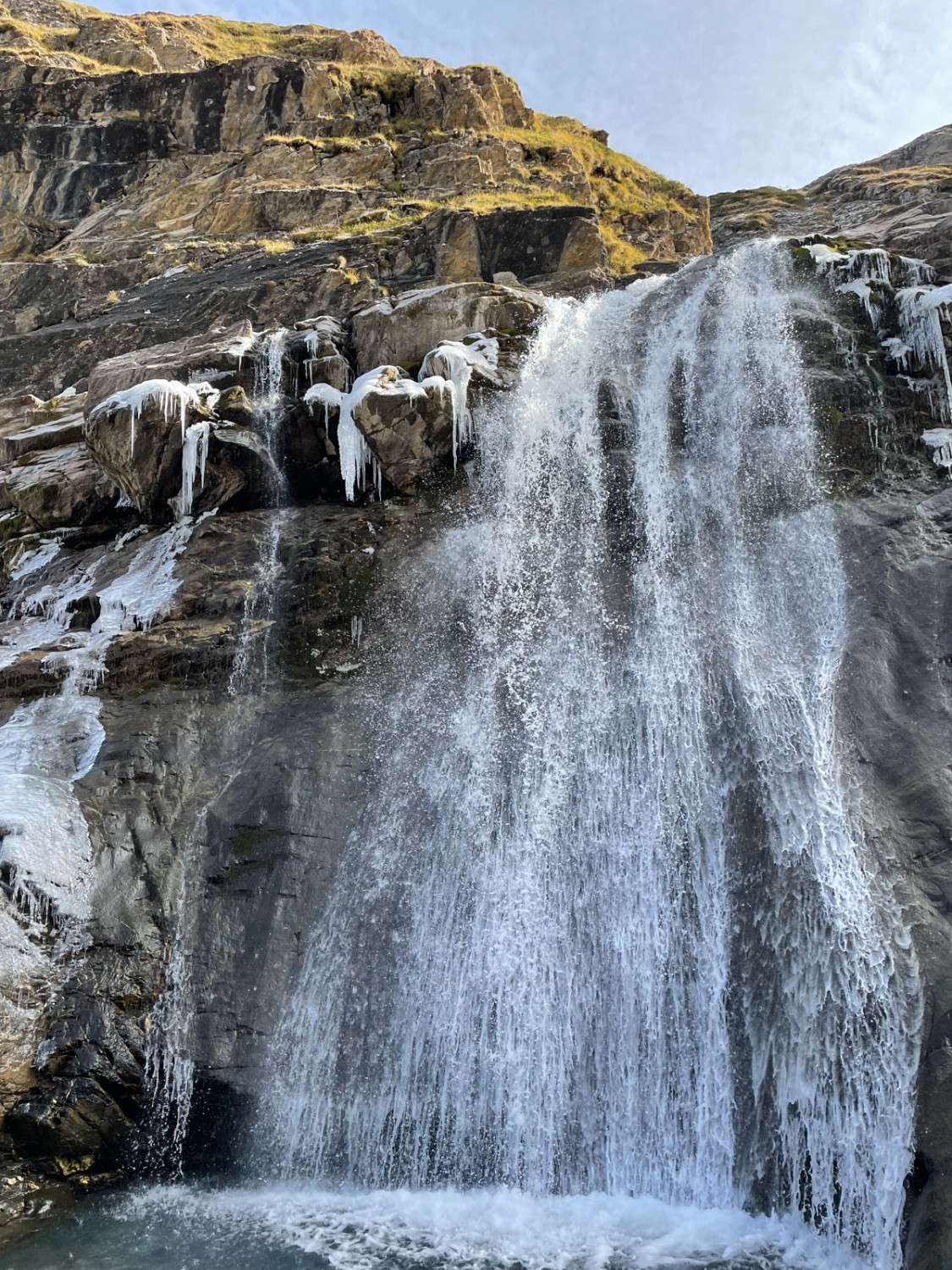 Der Wasserfall gegenüber der Hütte. Man kann nahe zu ihm hingehen. Bild: Rémy Kappeler