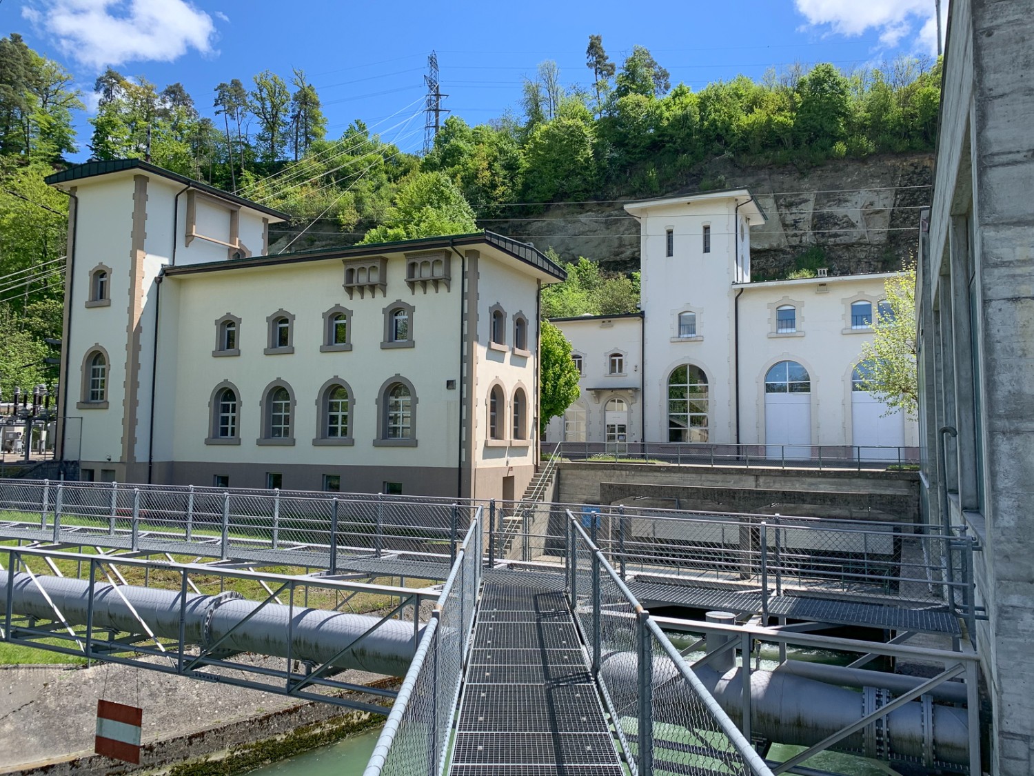 Der Weg führt am Kraftwerk Hauterive vorbei, das sich mit seiner beschaulichen Lage neben Fluss und Wald durchaus sehen lässt. Bild: Monika Leuenberger