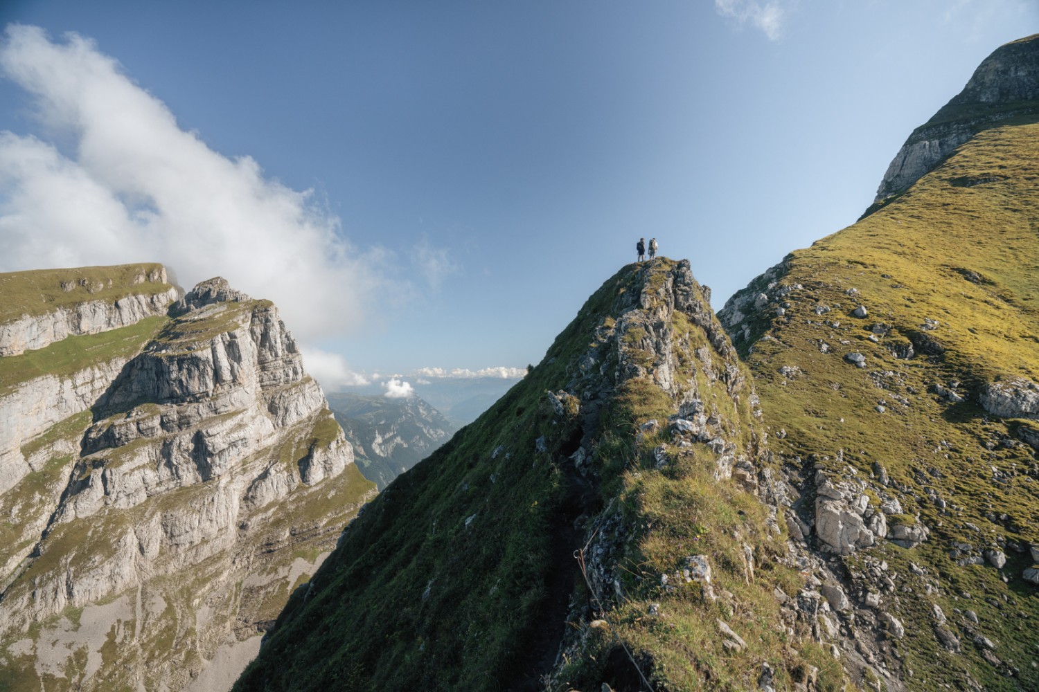 Vue depuis la dernière arête sur le Schibenstoll (à gauche), juste avant le sommet du Zuestoll. Photo: Jon Guler