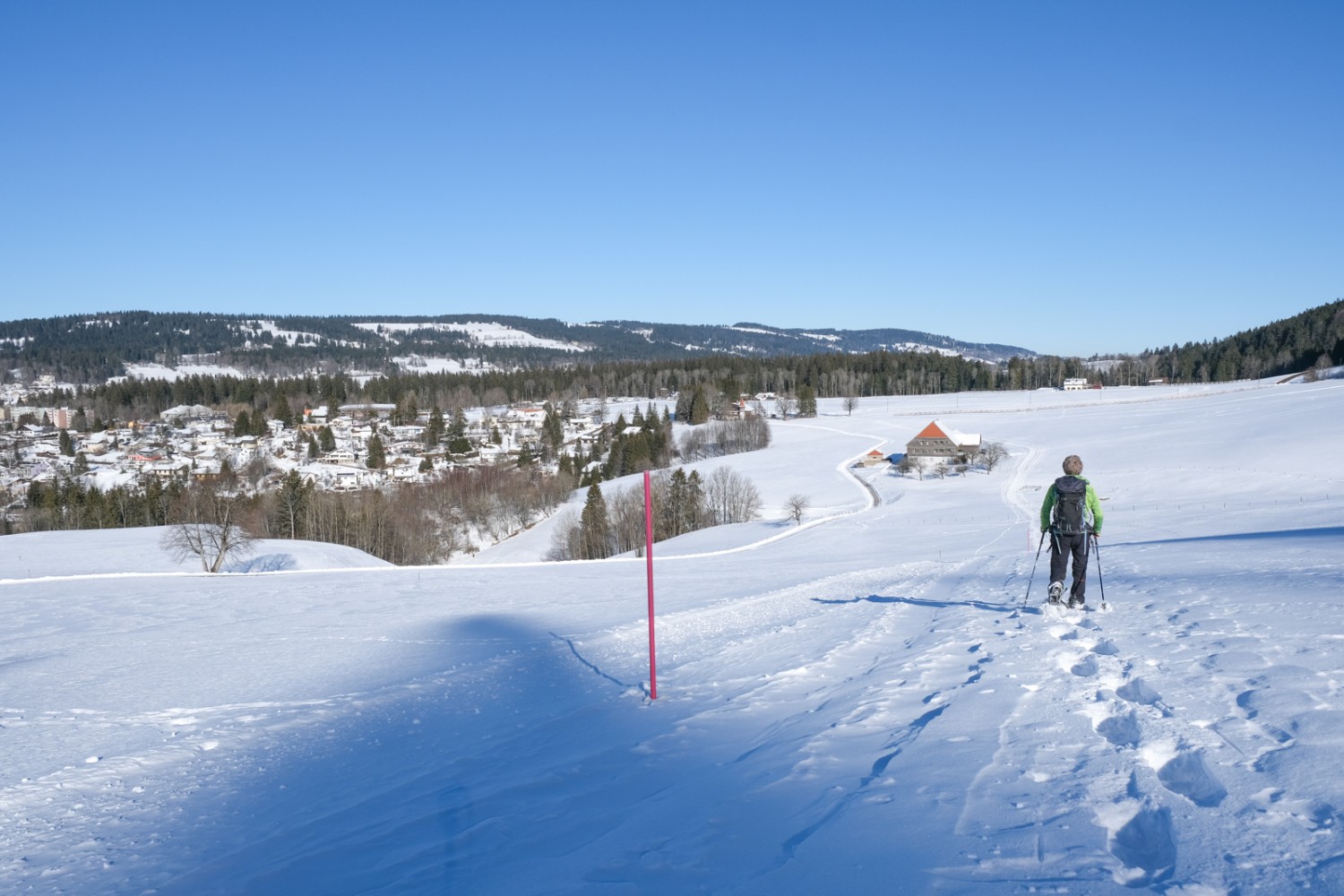 Kurz vor dem Ziel: über offene Felder führt der Trail in die Uhrenstadt Le Locle. Bild: Markus Ruff