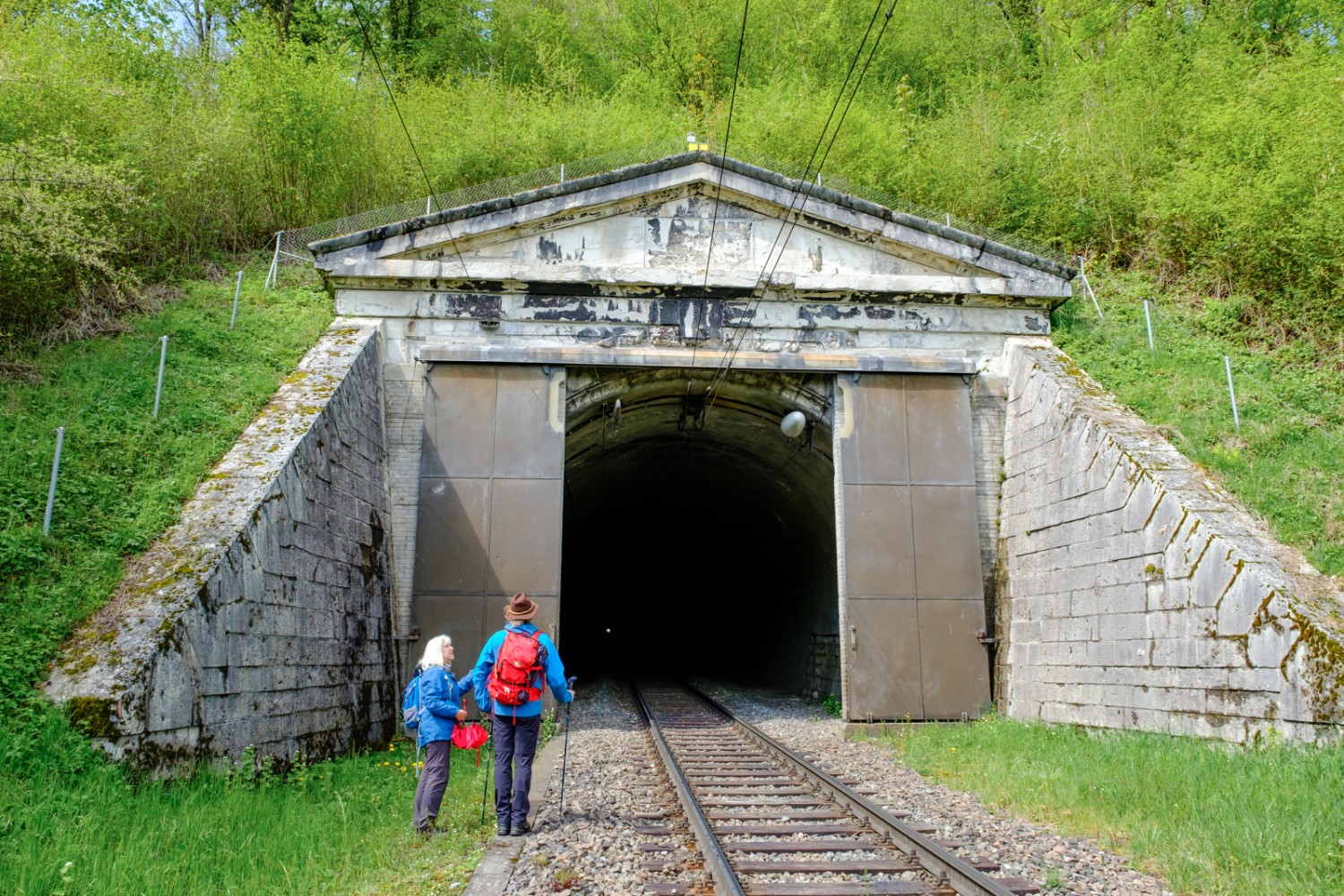 Achtung, jede halbe Stunde donnert ein Zug durch das Cheibenloch, den Südausgang des Hauensteintunnels. Bild: Iris Kürschner