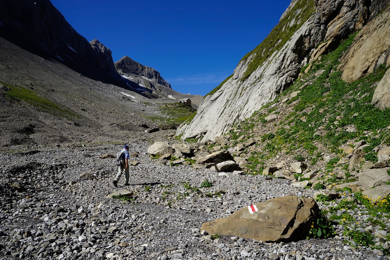 Gut markierte Wegspur durch die steinige Schwemmebene. Die Wildhornhütte ist nicht mehr weit. Bild: Fredy Joss