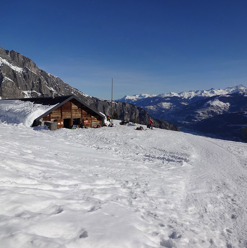 Nach einer wunderschönen Panoramawanderung erreichen die Winterwanderer die Buvette.
