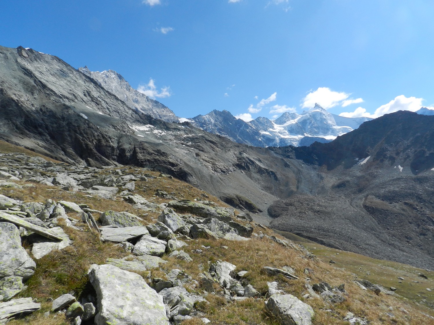 Noch ist die Umgebung grün, aber nicht mehr lange: einige Hundert Meter unterhalb der Cabane de Tracuit.