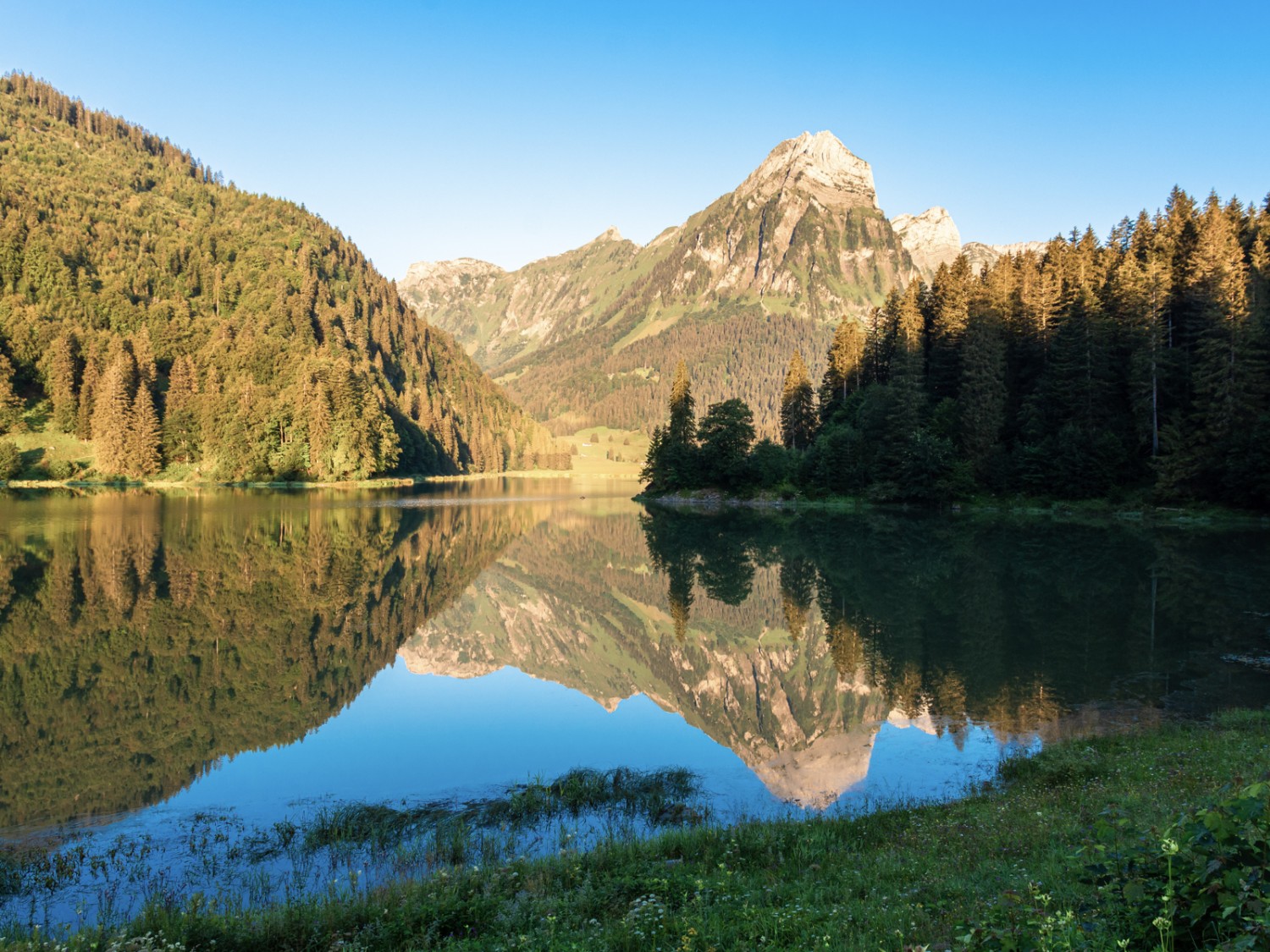 Der Brünnelistock spiegelt sich im glasklaren Obersee. Bild: Franz Ulrich
