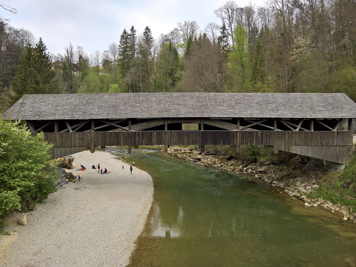 Die «sprechende Brücke» bei Kubel, eine von vielen Holzbrücken an der Sitter. Bilder: Andreas Staeger
