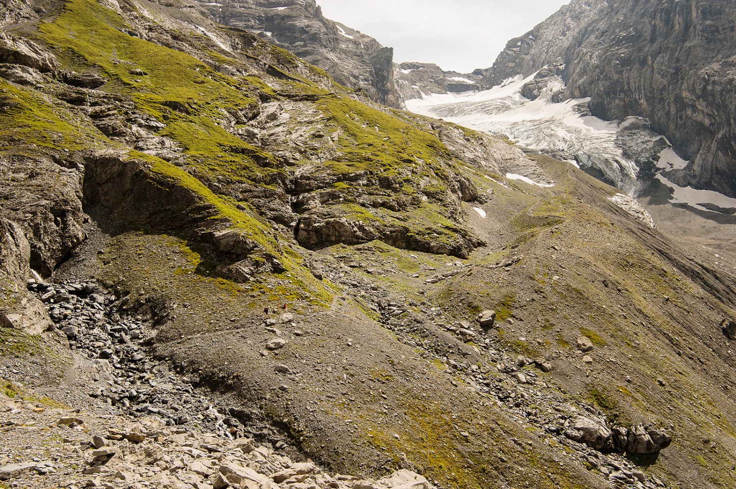 Über die Gletschermoräne geht es Richtung Gspaltenhornhütte. Bilder: Raja Läubli