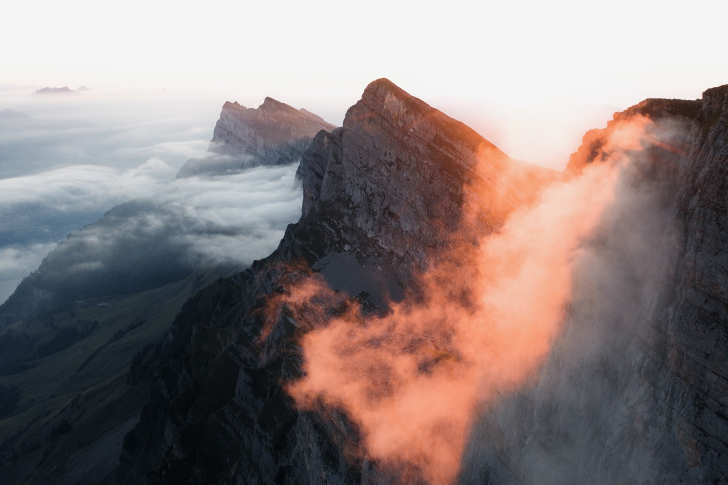 Cascade de nuages sous le soleil couchant, entre Frümsel et Brisi. Photo: Jon Guler