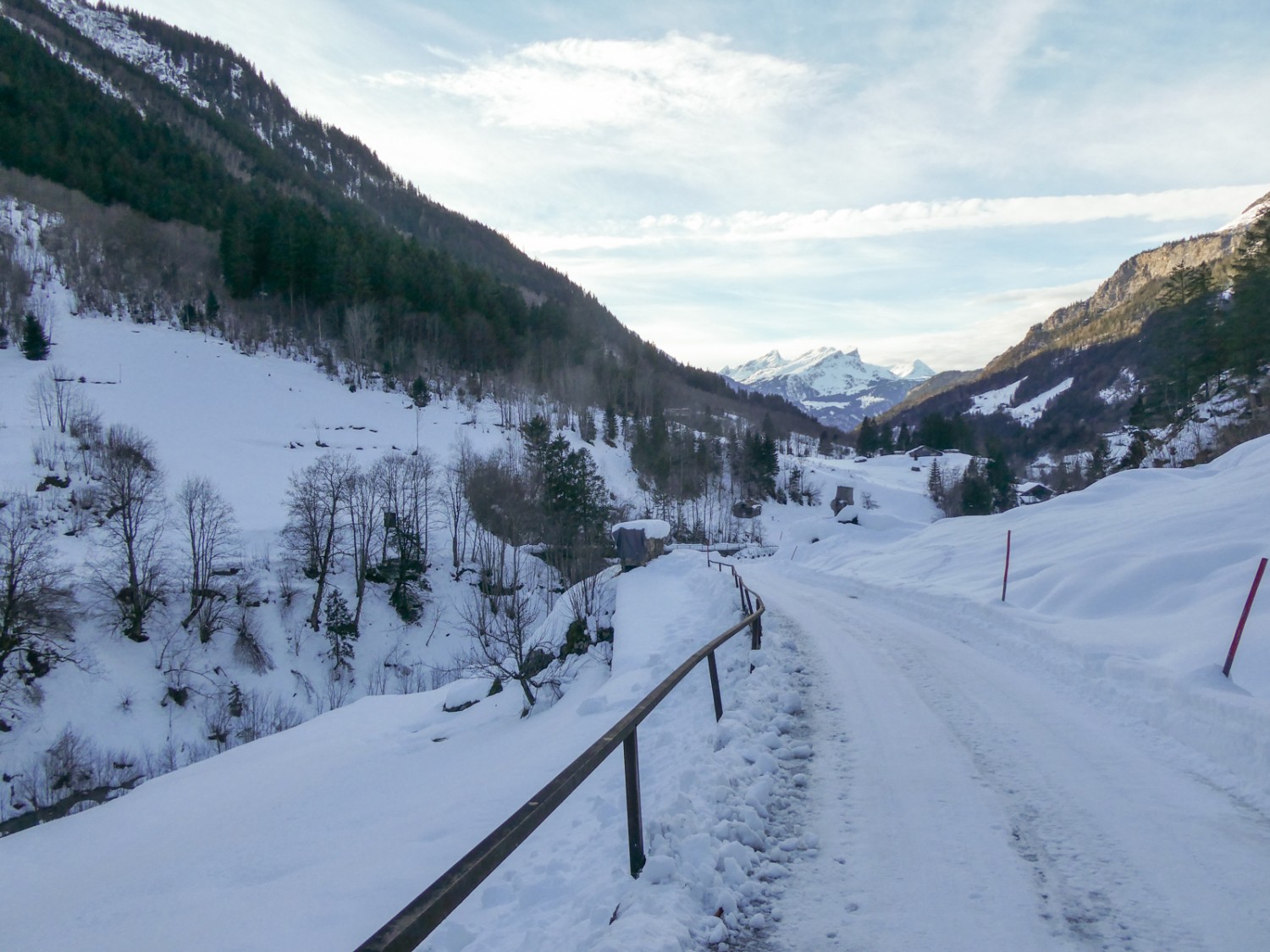 Die alte Passstrasse wird im Winter geräumt und kann als Wanderweg benutzt werden.
