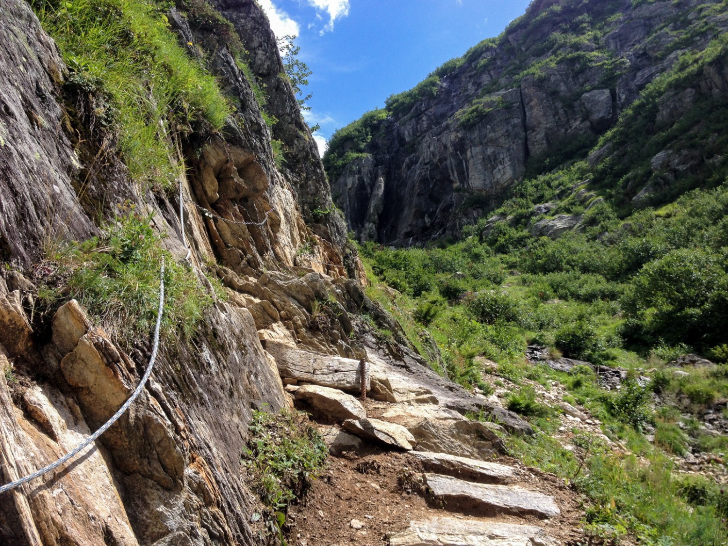 Auf vielen Kehrtwenden und entlang von Felsbändern geht es bergauf – exponierte Stellen sind mit Ketten gesichert.