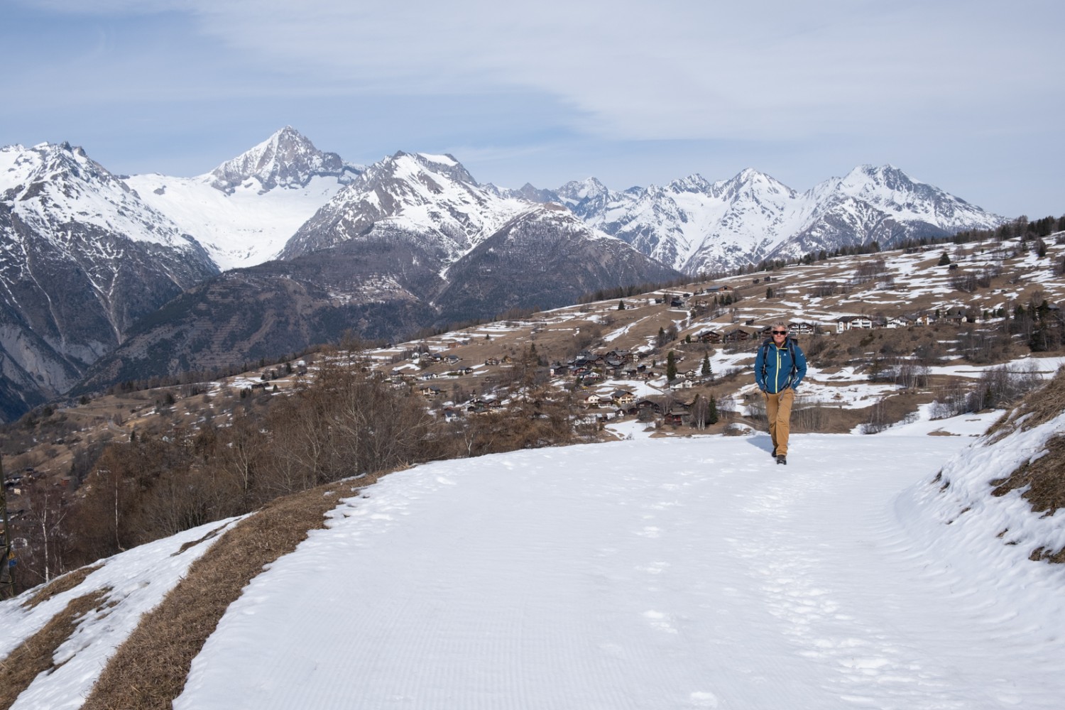 Kurz nach dem Start in Bürchen; das Bietschhorn ist ständiger Begleiter. Bild: Markus Ruff