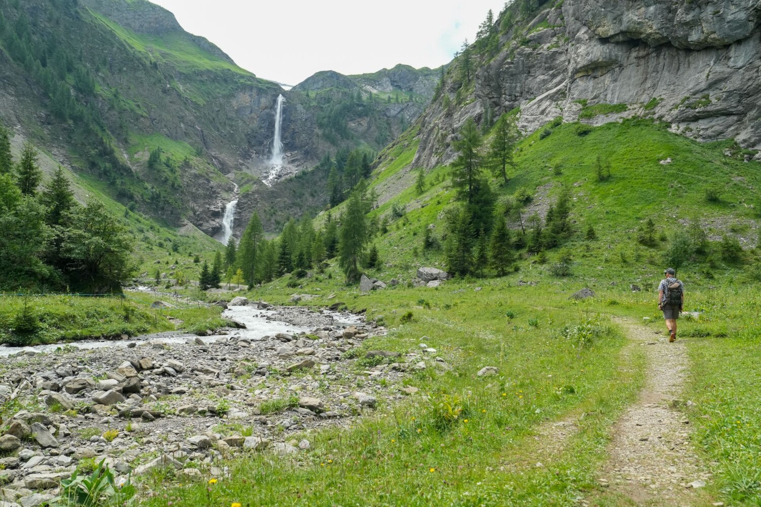 Vor dem imposanten Wasserfall Gälteschutz.