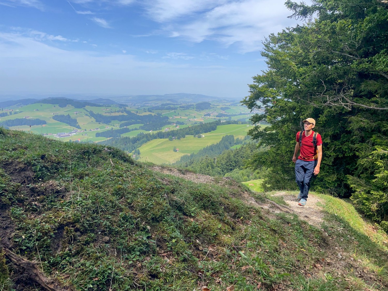 Si raggiunge presto l’Hochhamm. Dolci catene collinari delimitano la valle sottostante.