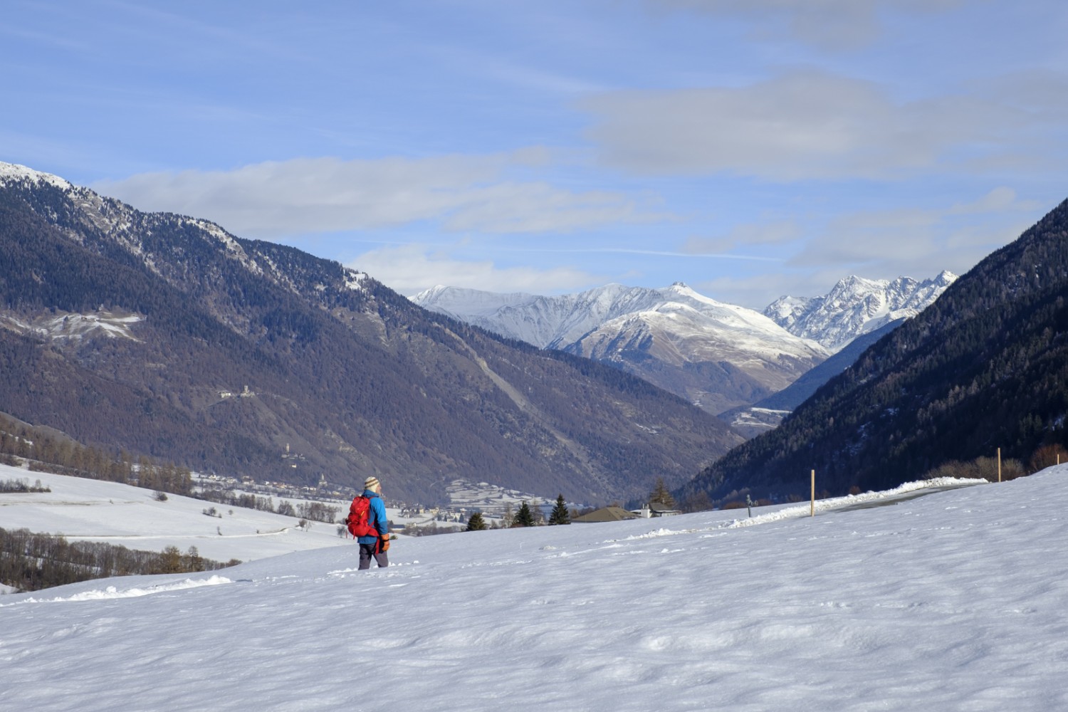 Ab Sta. Maria wandert man mit Blick auf die Südtiroler Berge – darunter Rabenkopf und Weisskugel. Bild: Iris Kürschner