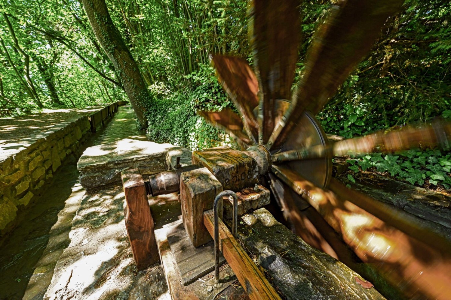 Ein Wasserrad treibt einen Hammer an. Die ständigen Hammerschläge zeigen an, dass das Wasser noch fliesst. So hört man schon von Weitem, wenn die Suone ein Leck hat.