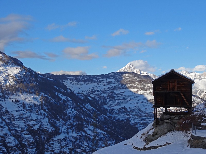 Schwarz gebrannte Stadel und eine prächtige Aussicht säumen den Winterwanderweg. Bild: Nathalie Bürki