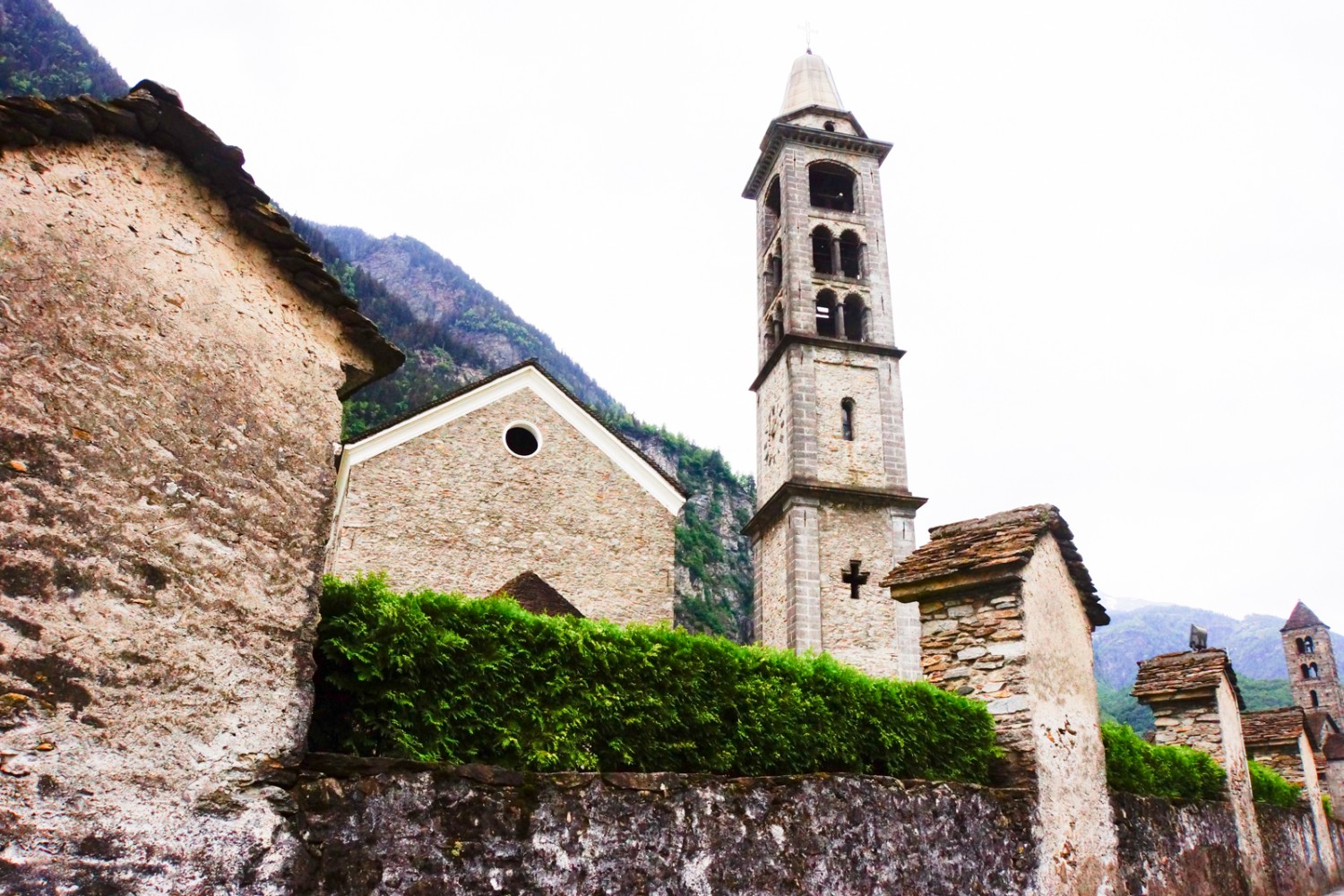 Am Ziel in Giornico warten noch drei Kirchen auf die Besucher.