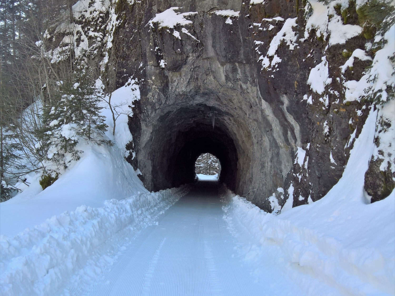 Der kurze Tunnel unter dem Rufenenhubel. Bild: Andreas Staeger