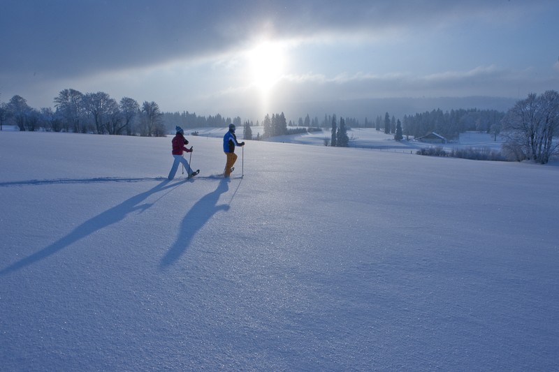 Das offene, leicht hügelige Weideland der Freiberge eignet sich perfekt für Schneeschuhtouren. 
Bild: Jura Tourisme