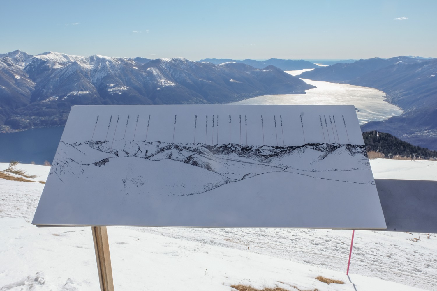 Die Aussicht ist prächtig. Da lohnt sich eine Panoramatafel.