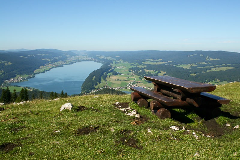 Bei einem Stück Alpkäse die Aussicht geniessen. Fotos: Camille Tissot