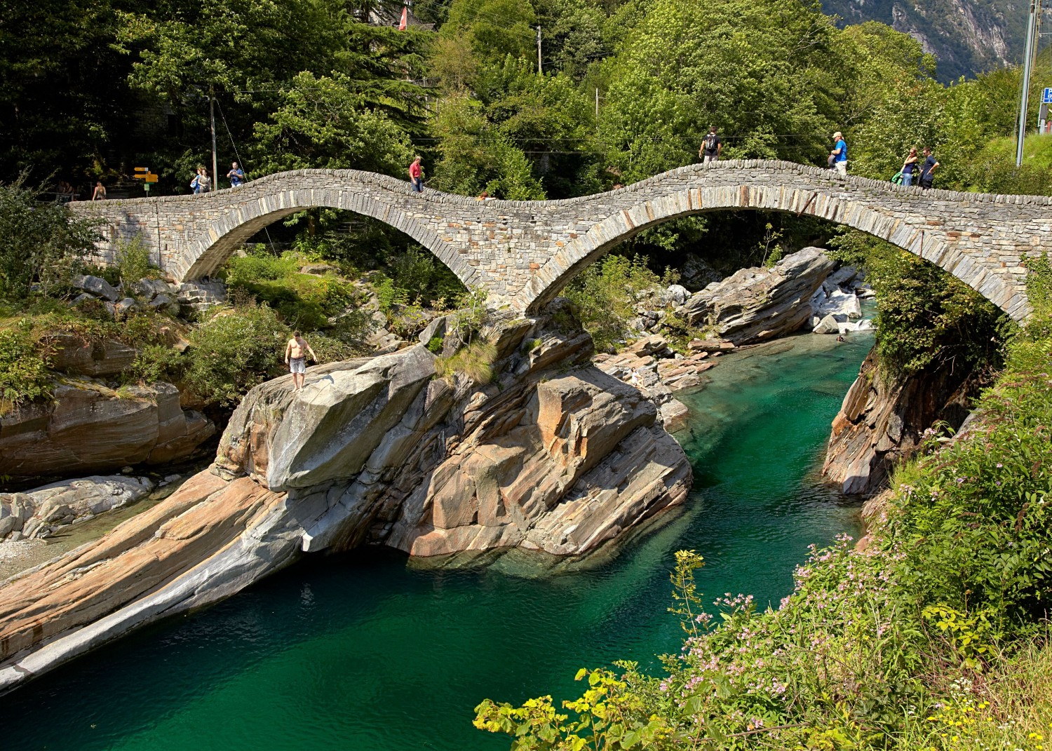 Die mittelalterliche Steinbrücke über die Verzasca. Bild: Ticino Tourismus