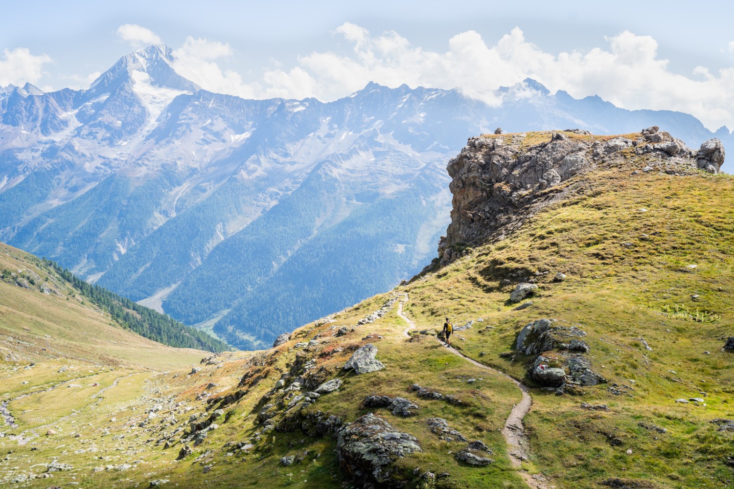 Im Abstieg nach Ferden: der Weg wechselt von steinig-alpin zu saftig-grün. Bild: Wanderblondies