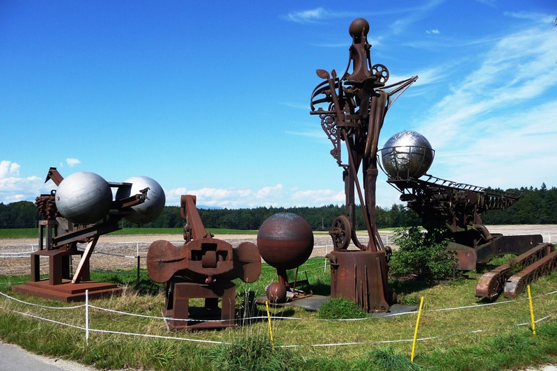 Objekte aus dem Skulpturenpark in Mötschwil.
