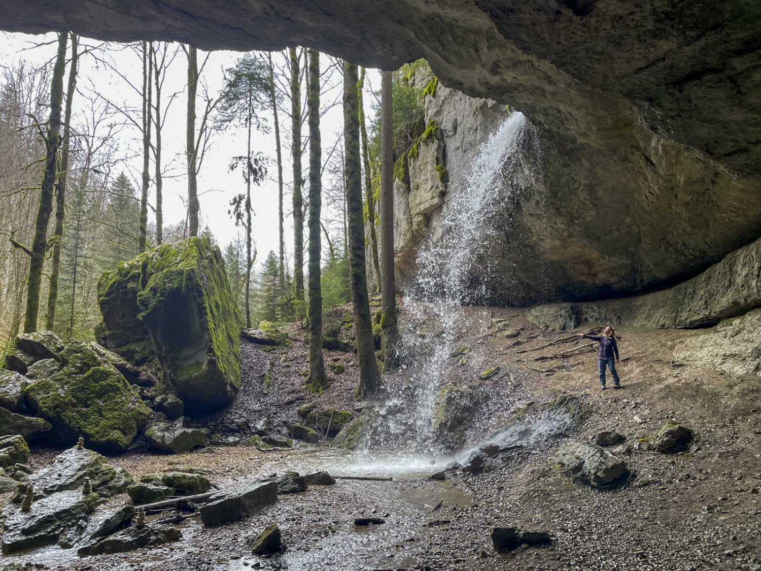 Naturwunder abseits ausgetretener Pfade: Wasserfall bei Les Pommerats. Bild: Rémy Kappeler