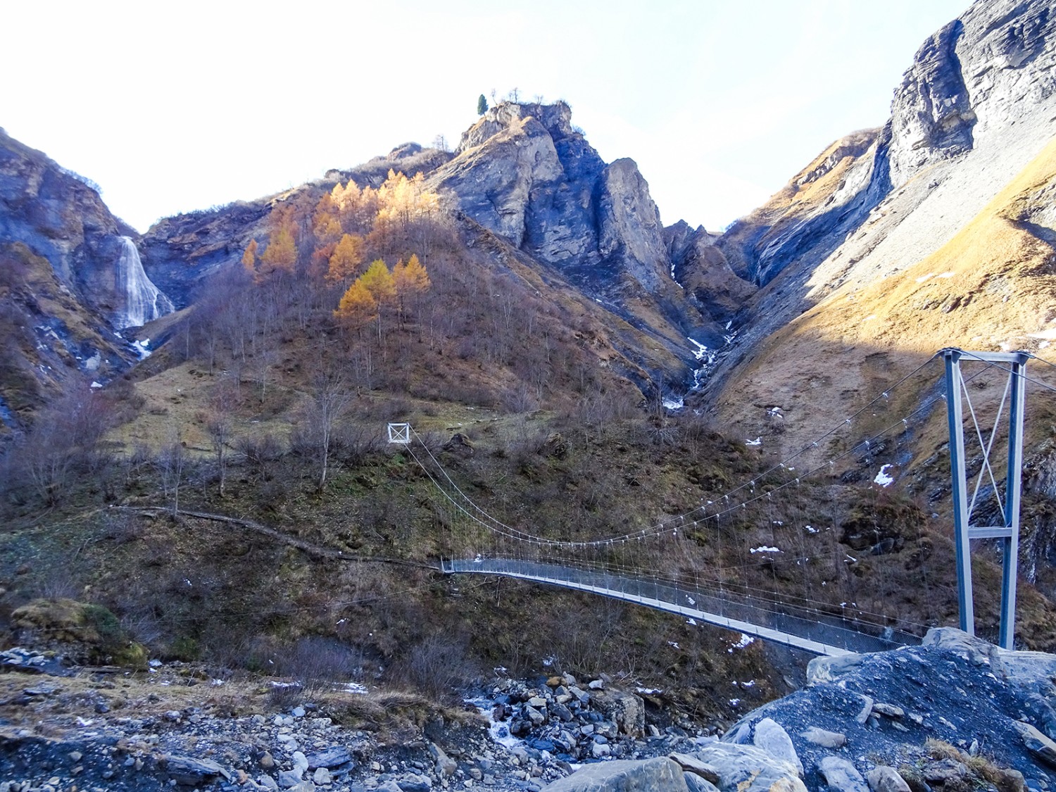 Die neue Hängebrücke ist im tibetischen Stil erbaut. Bilder: Sabine Joss