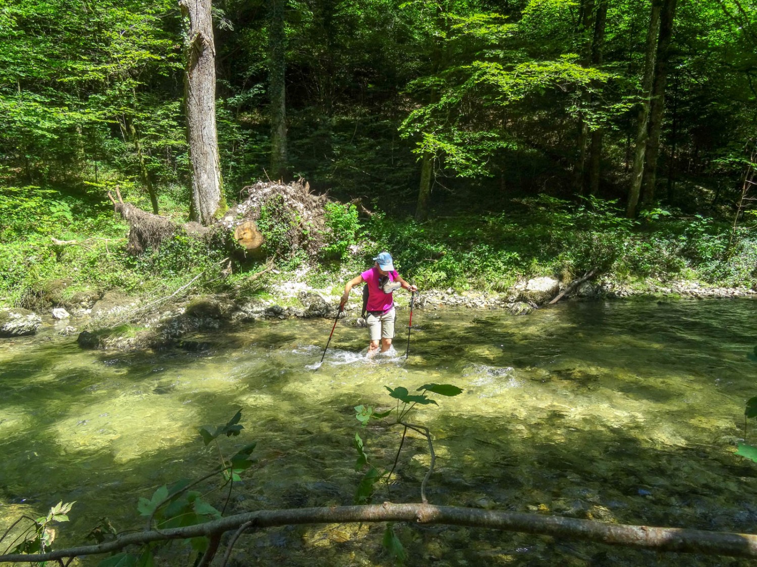 Flussüberquerung zur Grotte der Heiligen Kolumba. Bild: Vera In-Albon